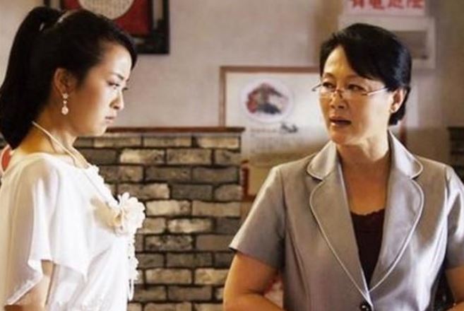 Mẹ chồng đòi đuổi tôi ra khỏi nhà vì để con trai bà vào bếp nấu cơm, tuy nhiên sau đó lại 'quay xe' khi bị 'trả treo'