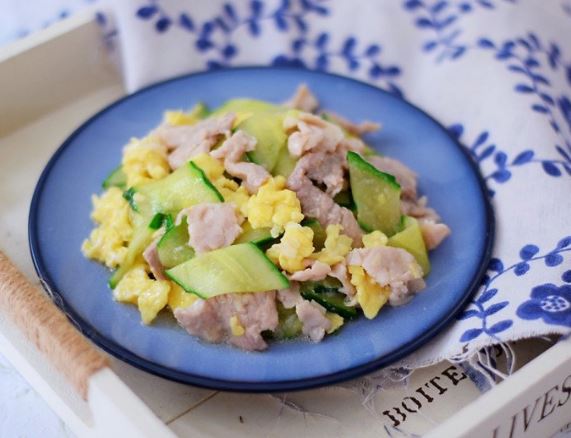 Thịt lợn kho mãi cũng chán, đem xào với quả hay ăn sống này được món ngon không tưởng