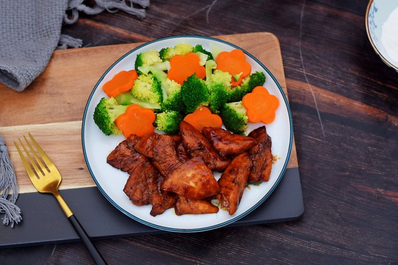 Ức gà hay bị chê khô, đem ướp kiểu này rồi nướng được món thơm phức, cực ngon