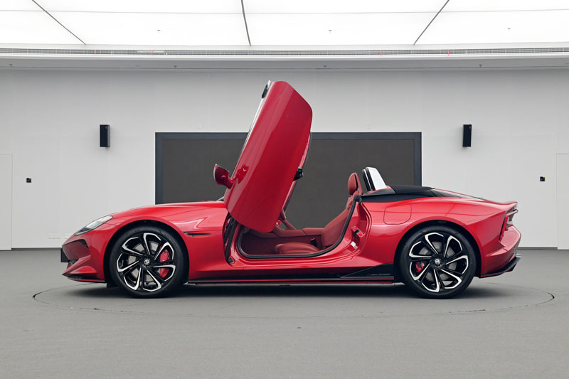 Xe mui trần công suất 544 mã lực, thiết kế đẹp mê ly, giá hơn 1 tỷ đồng, chờ ngày về Việt Nam