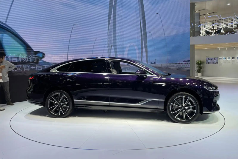 Xe sedan dài hơn 5 mét, công suất 530 mã lực, tiêu thụ chỉ 0,5 lít xăng/100 km, giá rẻ bất ngờ