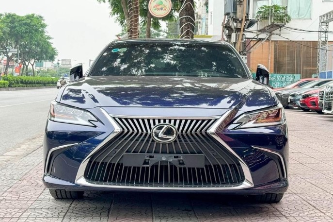 Sau 4 năm lăn bánh, Lexus ES 250 cũ chấp nhận bán "lỗ" đến cả tỷ đồng