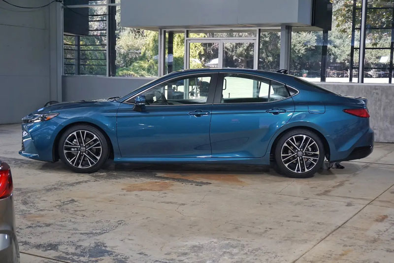 CLIP: Chiêm ngưỡng vẻ đẹp của Toyota Camry 2025 vừa trình làng