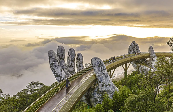 Tạp chí Condé Nast Traveller (Mỹ) Sử dụng hình ảnh Cầu Vàng để minh họa cho Đà Nẵng, CN Traveller gọi đây là “Thành phố của những cây cầu”. 