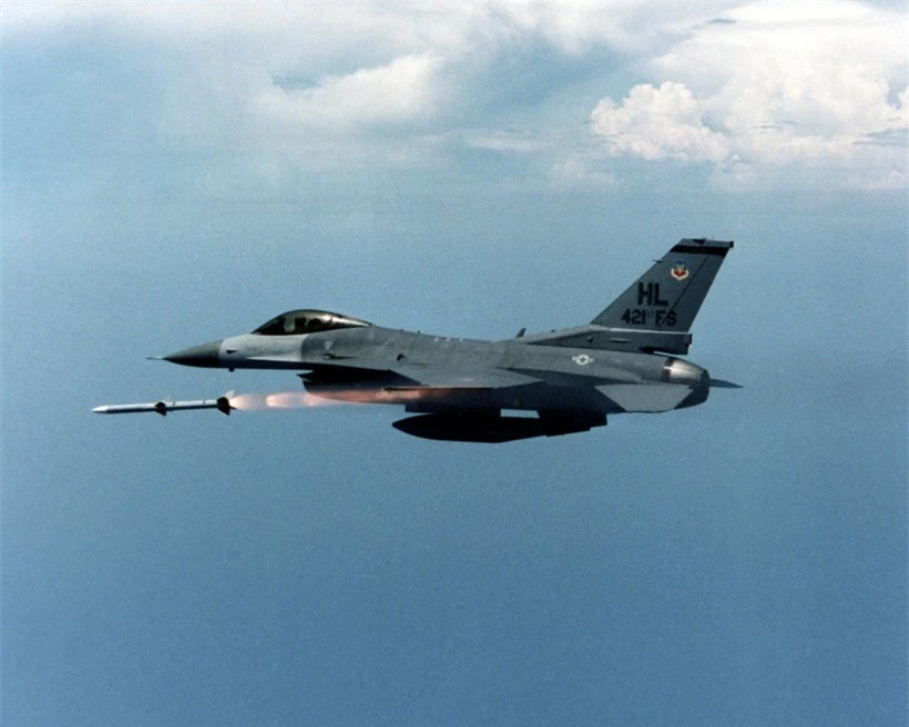 Tên lửa không đối không AIM-120 AMRAAM được phóng đi từ tiêm kích F-16 Fighting Falcon.