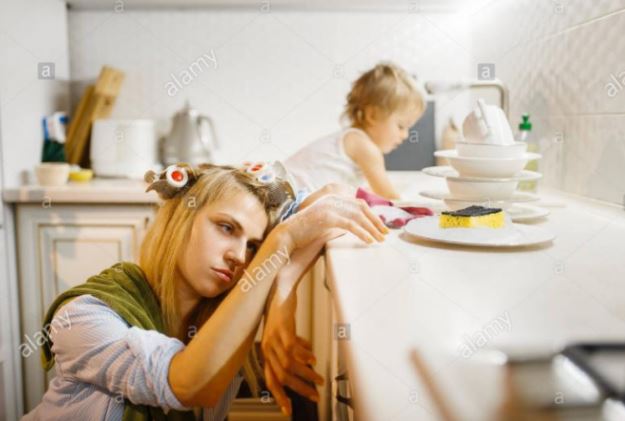 Phụ nữ ở nhà, bữa cơm chan nước mắt