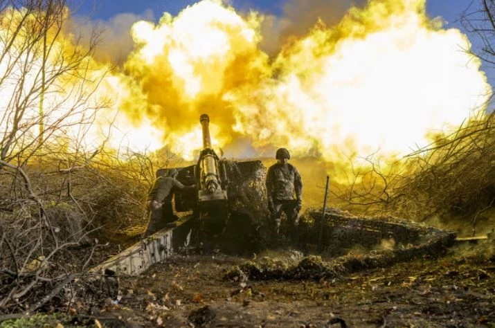 Binh sỹ Ukraine khai hỏa vào vị trí của Nga bên ngoài Bakhmut. Ảnh: AFP.