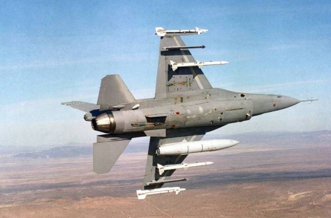 Tại sao tên lửa AIM-120 AMRAAM Mỹ đặc biệt nguy hiểm đối với máy bay Nga?
