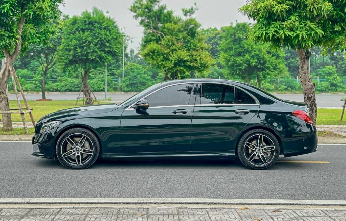 Mercedes-Benz C300 AMG cũ xuống giá ngỡ ngàng sau 7 năm lăn bánh