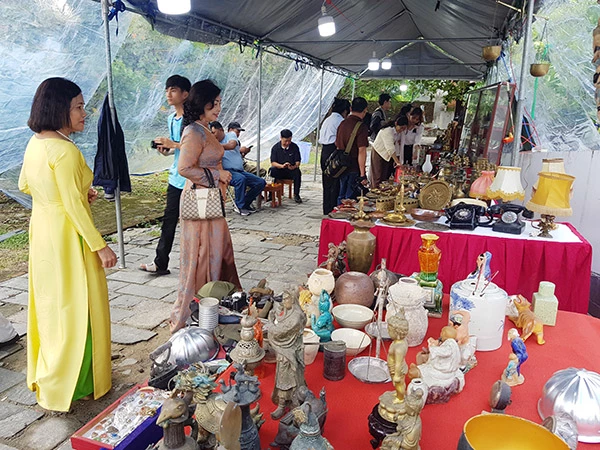 Người dân và du khách đến với “Chợ phiên đồ xưa Đà thành”