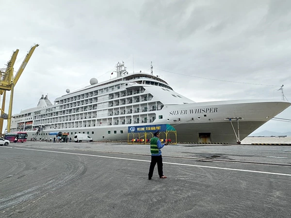 tàu du lịch biển quốc tế Silver Whisper do Chi nhánh Công ty TNHH Thương mại và Du lịch Tân Hồng tại TP Hồ Chí Minh khai thác đã đưa hơn 250 du khách Anh, Pháp, Mỹ… cập cảng Tiên Sa ngày 17/11.