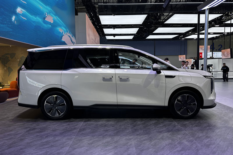 Xe gầm cao công suất 245 mã lực, nội thất sang trọng, giá hơn 700 triệu đồng