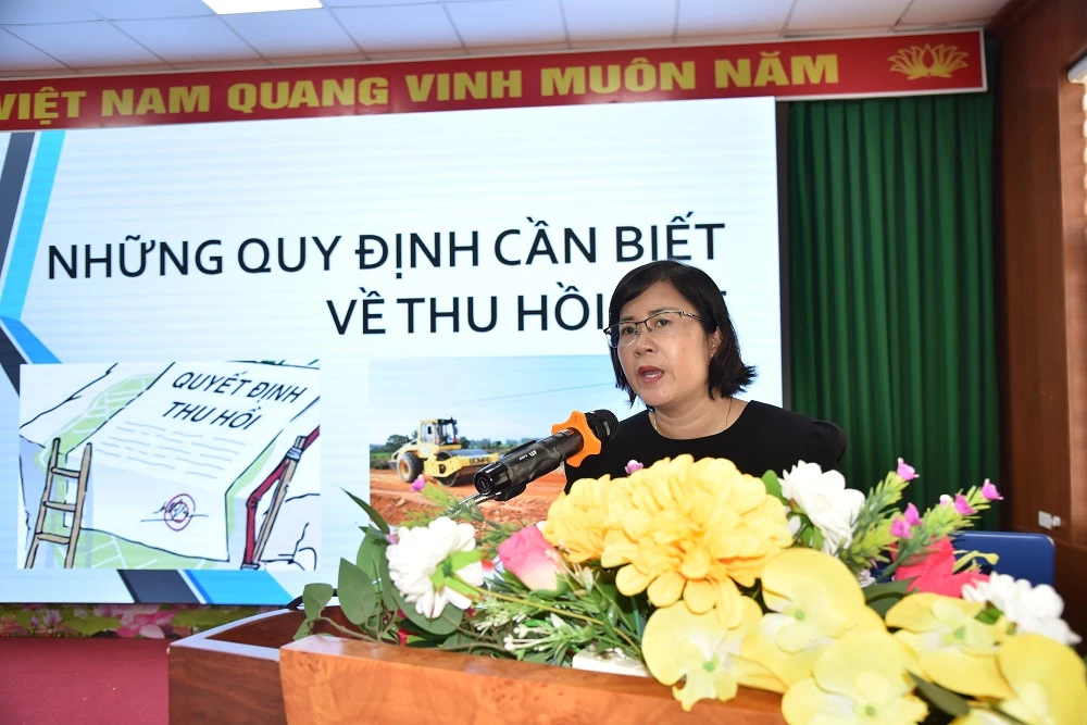 Báo cáo viên Sở Tư pháp tỉnh Đắk Nông tuyên truyền đến người lao động thuộc Công ty Nhôm Đắk Nông một số quy định của pháp luật về đất đai.