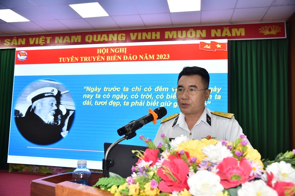 Báo cáo viên của Tổng công ty Tân Cảng Sài Gòn tuyên truyền về biển, đảo cho người lao động Công ty Nhôm Đắk Nông.