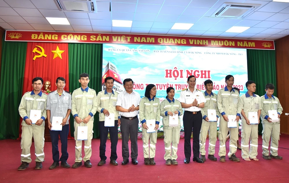 Tổng công ty Tân Cảng Sài Gòn tặng quà cho công nhân có hoàn cảnh khó khăn.