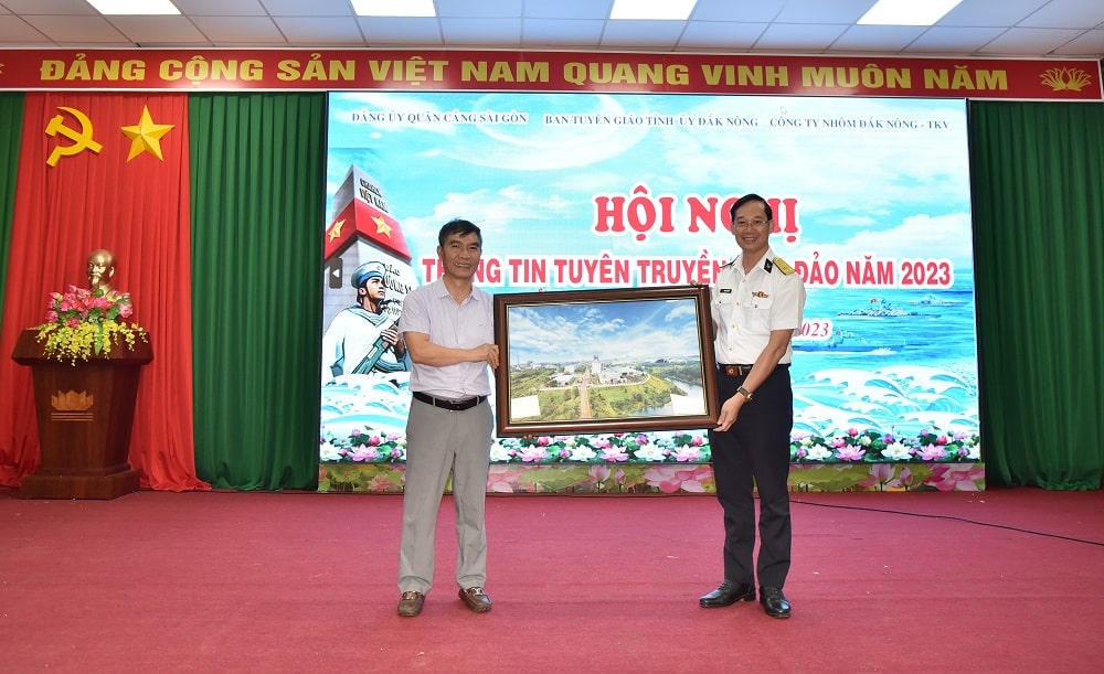 Tuyên truyền về biển đảo cho người lao động công ty Nhôm Đắk Nông