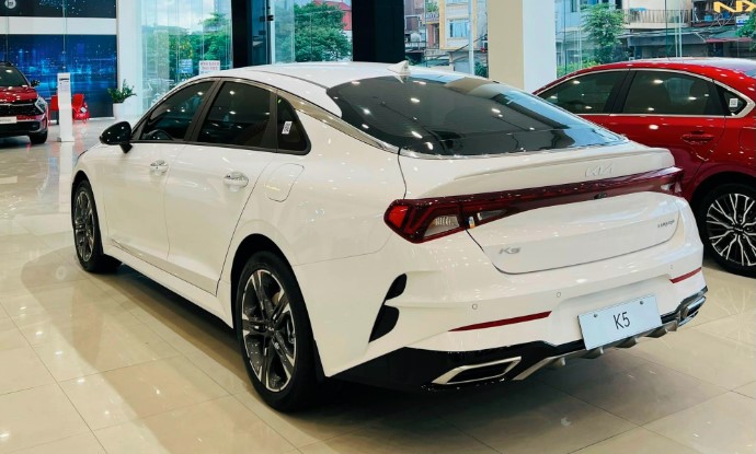 Đối thủ của Toyota Camry giảm giá "sập sàn" đến hơn 100 triệu đồng