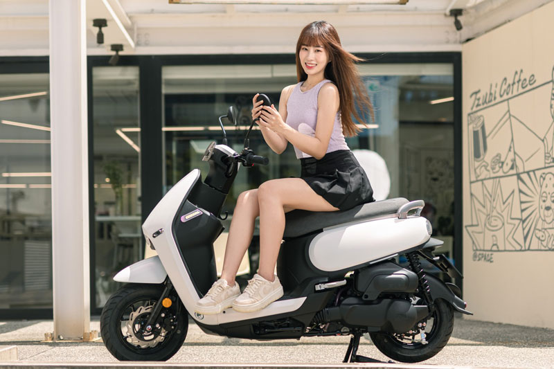 Người đẹp xinh như hoa bên xe tay ga SYM