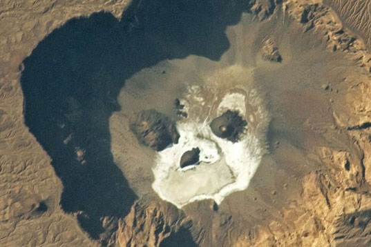 NASA công bố 'hộp sọ' phát sáng trong miệng núi lửa khổng lồ ở Sahara