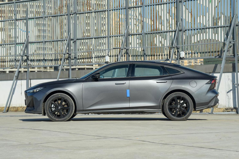 Xe sedan công suất 335 mã lực, tiêu thụ 1,59 lít/100 km, giá 470 triệu đồng