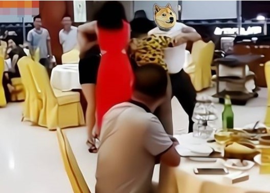 Thấy chồng đưa người phụ nữ lạ đi dự tiệc, vợ kéo mẹ đến đánh ghen rồi vỡ òa trước sự thật