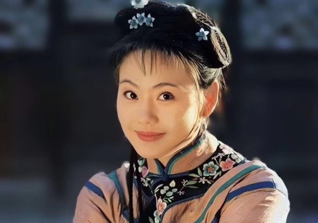 Mỹ nhân "Hoàn Châu cách cách" 47 tuổi vẫn trẻ đẹp, sự nghiệp tụt dốc vì tự khen mình đẹp hơn Lâm Tâm Như?