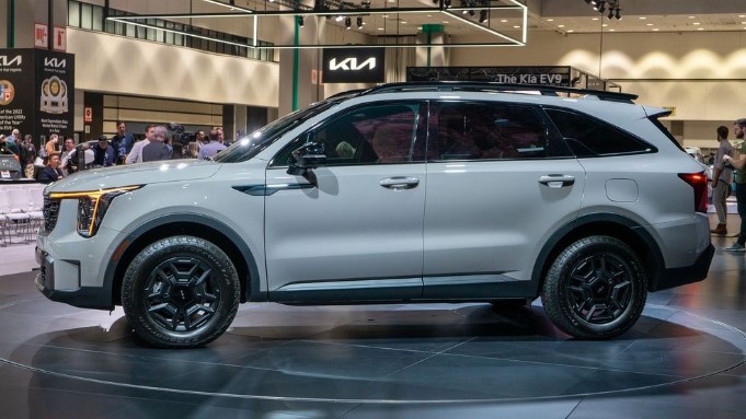 Cận cảnh KIA Sorento 2024 vừa ra mắt: Có bản X-Pro ‘siêu đỉnh’, quyết hơn thua với Hyundai Santa Fe