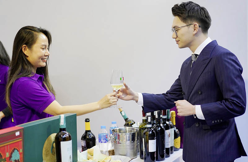 Thưởng thức rượu vang tại lễ hội Casa Italia