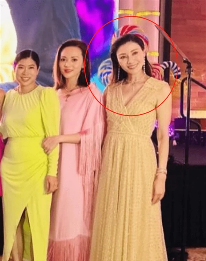 Hoa hậu Quốc tế Trung Quốc năm 1988 Lý Gia Hân được phát hiện cũng có mặt tại bữa tiệc