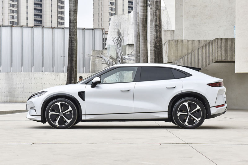 SUV lớn hơn Toyota Fortuner, công suất 517 mã lực, giá hơn 700 triệu đồng