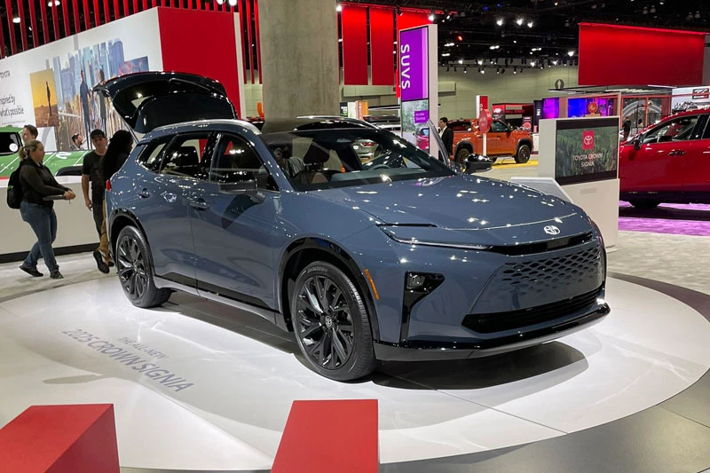 Toyota Crown Signia 2025.