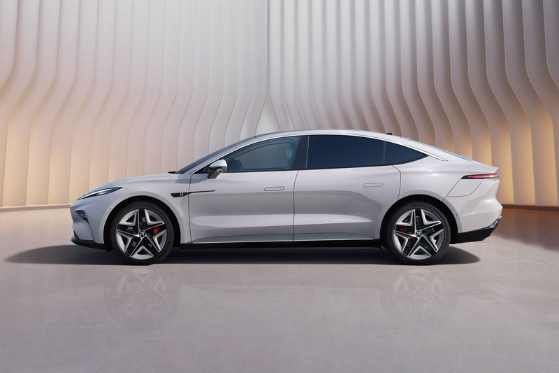 Xe điện dài 5 mét, công suất 544 mã lực, giá từ 616 triệu đồng