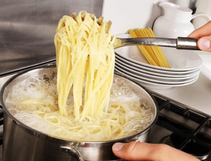 Luộc mì, đừng chỉ cho vào nước sôi, thêm 2 thứ nữa mì vừa ngon lại không dính nhau