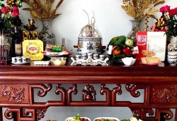 Đặt chén nước trên bàn thờ 3 hay 5 ly mới hút lộc: Tưởng đơn giản mà nhiều nhà làm sai hết cả