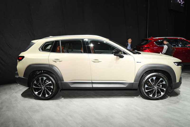 Mazda CX-50 Hybrid 2024 chốt giá từ 635 triệu đồng, ‘đe nẹt’ Honda CR-V