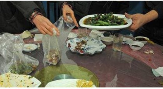 Tại sao nhà hàng quy định bồi bàn không được ăn thức ăn thừa? Ngay cả khi khách không gắp miếng nào cũng không được phép ăn