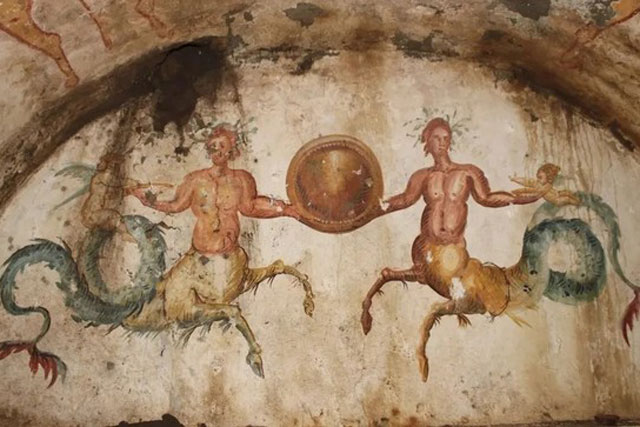 Phát hiện hình vẽ chó săn địa ngục và nhân mã thần thoại trên ngôi mộ 2.200 năm tuổi