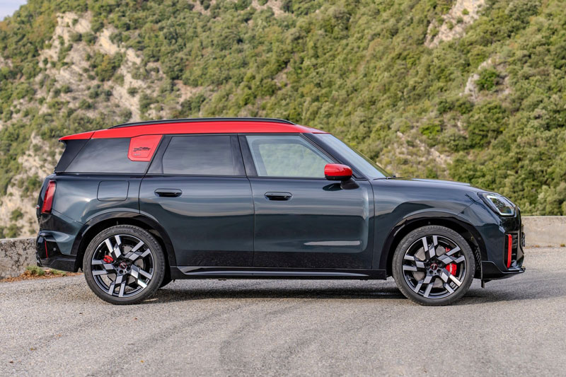 Mini Countryman 2025 chốt giá hơn 900 triệu đồng