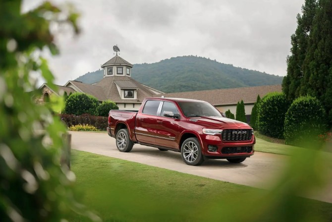 Cận cảnh xe bán tải Ram 1500 thế hệ mới ra mắt, giá từ 1,5 tỷ đồng