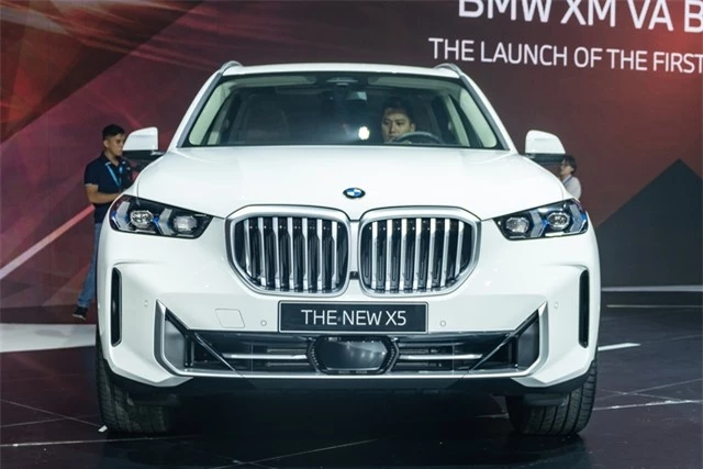 Ảnh thực tế BMW X5 2024 bản cao cấp nhất tại Việt Nam: Mạnh hơn, xịn hơn, thêm công nghệ đấu GLE- Ảnh 1.
