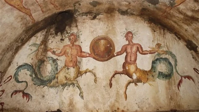 Phát hiện hình vẽ chó săn địa ngục và nhân mã thần thoại trên ngôi mộ 2.200 năm tuổi ảnh 1