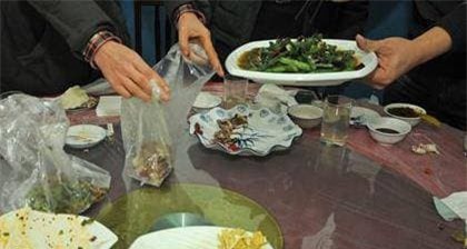 1-nhan-vien-khong-duoc-an-thuc-an-thua-ngoisaovn-w420-h224 2 quy định của nhà hàng, nhân viên không được sử dụng đồ thừa, đồ thừa của nhà hàng