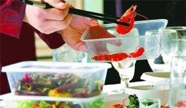 2-nhan-vien-khong-duoc-an-thuc-an-thua-ngoisaovn-w374-h217 1 quy định của nhà hàng, nhân viên không được sử dụng đồ thừa, đồ thừa của nhà hàng