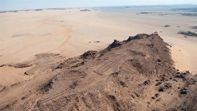 Thánh địa 7.000 năm tuổi ở Ả-rập Xê-út chứa đầy hài cốt người và xương động vật ảnh 1