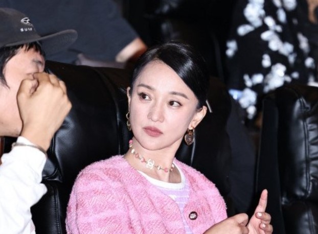 Nữ thần 'cưa sừng làm nghé' Châu Tấn qua ảnh chụp lén: Từ gương mặt đến đôi chân đều gây hoang mang