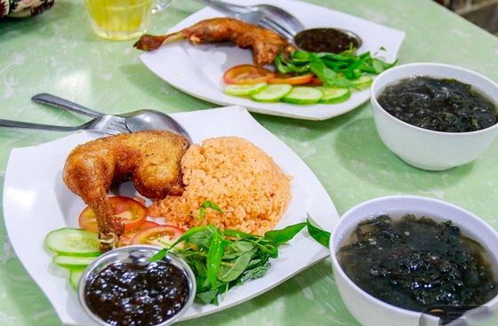 Du khách nước ngoài ca ngợi cơm gà xối mỡ của Việt Nam "ngon nhất cuộc đời", không nơi nào có được