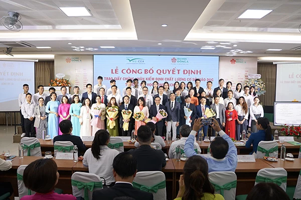 Niềm vui của lãnh đạo nhà trường và đội ngũ giảng viên trường ĐH Đông Á.