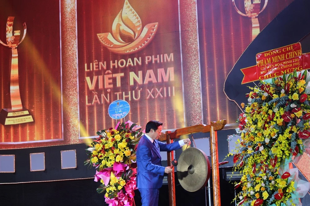 Phó Thủ tướng Chính phủ Trần Hồng Hà đánh cồng khai mạc Liên hoan phim Việt Nam lần thứ 23 diễn ra tại Đà Lạt 