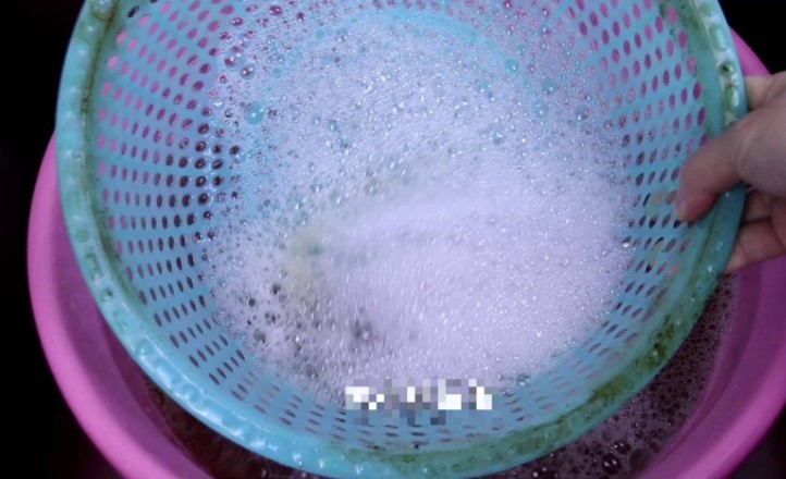 Rổ nhựa bám bẩn rất khó rửa: Cho 1 thứ này vào ngâm, chỉ 5 phút mảng bám bong ra sạch bong như mới