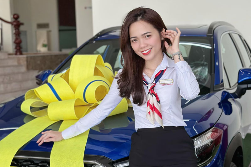 Hot girl Tây Đô khoe nhan sắc bên xe Toyota